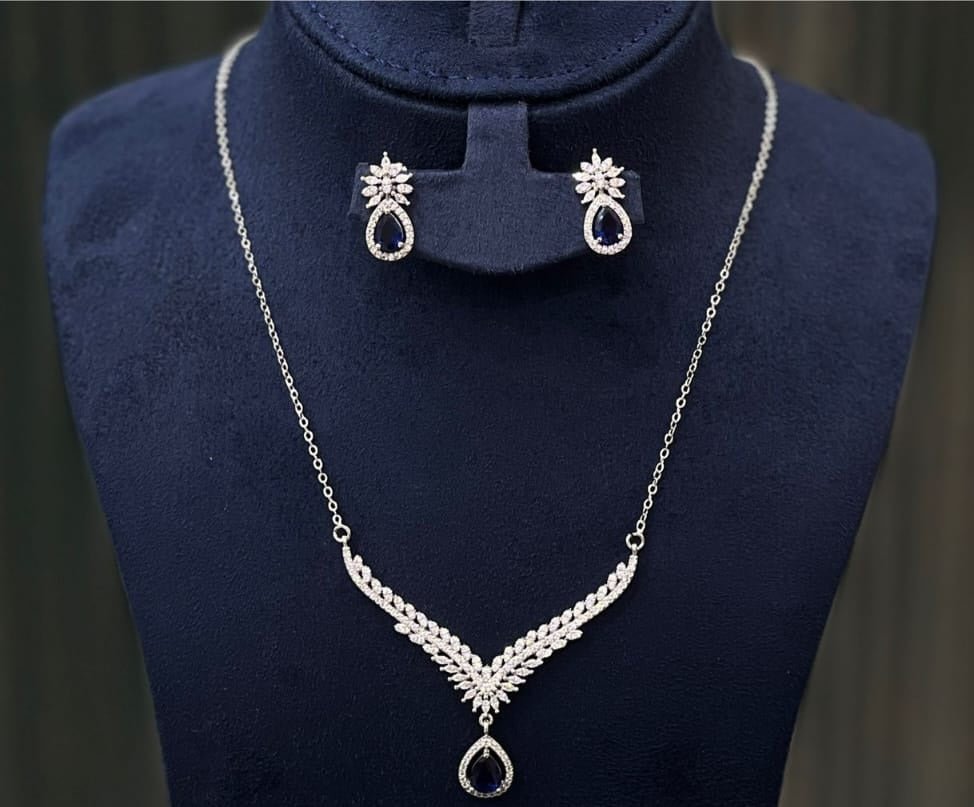 https://cdn.shopify.com/s/files/1/0777/4122/8329/files/aurora-leaf-diamond-necklace-set-5114492.jpg?v=1767746827